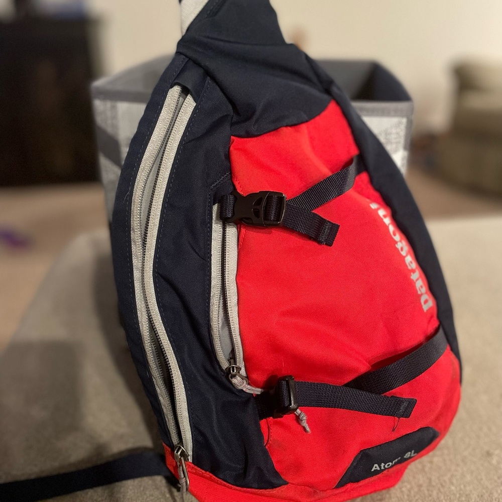 Patagonia 8L atom sling bag